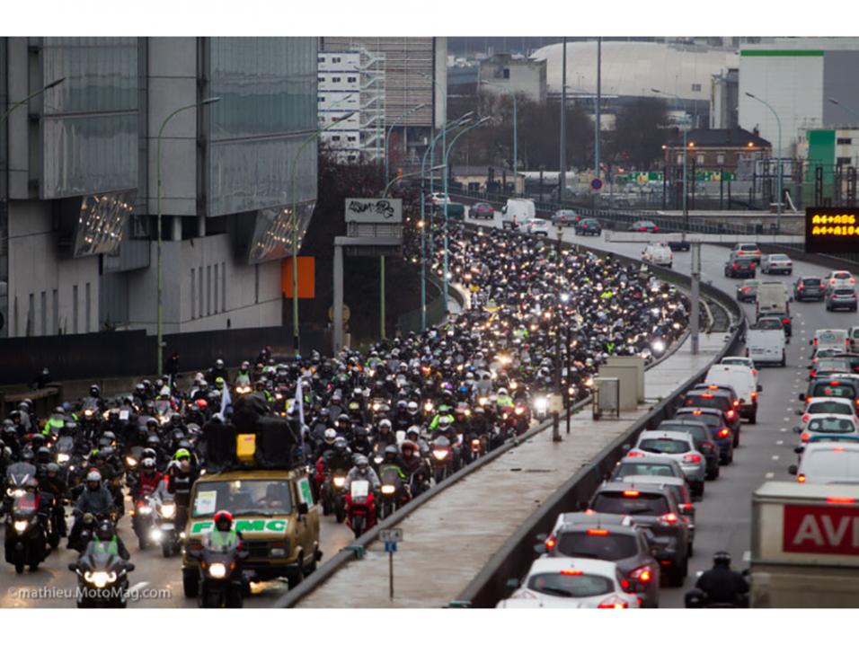 <p>Mielenosoitus pari vuotta sitten, jonka järjestivät FFMC ja autoilujärjestöt Pariisin kehätiellä nopeusrajoitusten laskemista vastaan. Mukana oli miltei 4000 moottoripyöräilijää ja 200 autoa. Kuva: Gregory Mathieu.</p>