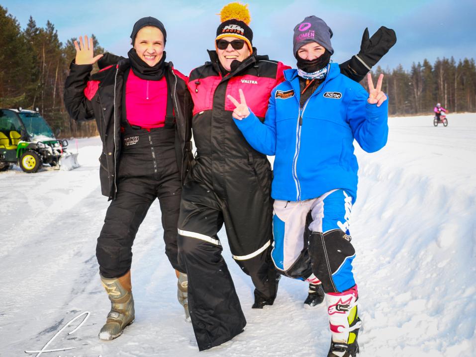 <p>Paula Rantala, Mami Jäntti ja Milla Turunen odottavat innolla sunnuntaina järjestettävää historian ensimmäistä naisten näytöslähtöä. Kuva: Fannzu</p>