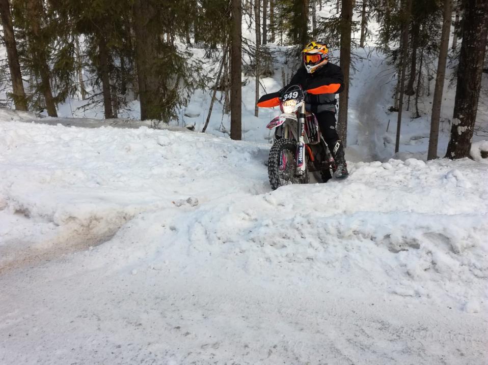 Mami Jäntti Päitsin lumisella metsäpätkällä. Kuva: Sari Korpinen.