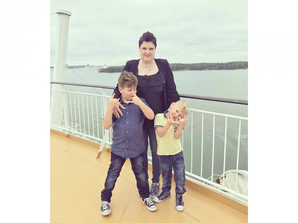 <p>Johanna Lumme voi paremmin ja nauttii arjesta kahden pienen poikansa kanssa. Kuva Johanna Lumpeen albumi.</p>
