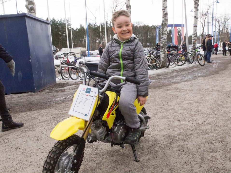 Elmo Rajaniemi: uusi pyörä ja omistamisen ilo! Muistatko, millaiselta se omalla kohdallasi tuntui? On helppo olla onnellinen Elmon puolesta.