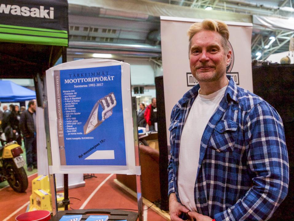 Mp-toimittaja Esa Almgren oli Keski-Suomen mp-näyttelyssä myymässä kirjaansa 'Tärkeimmät moottoripyörät Suomessa 1992-2017'.