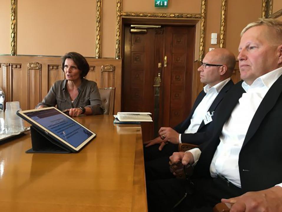 <p>Liikenneministeri Anne Berner tapasi Moottoriliiton toimitusjohtajan Kurt Ljungqvistin ja puheenjohtajan Tapio Nevalan (oik.) torstaina. Kuva: Timo Heinonen</p>