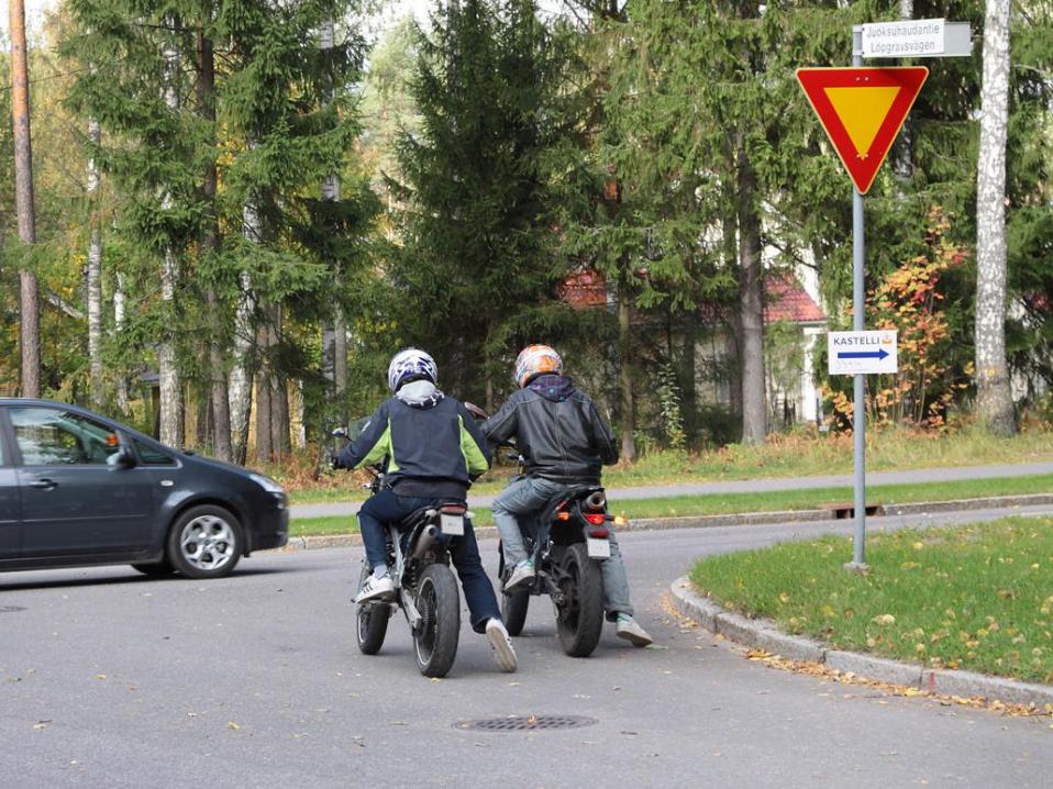 <p>Mikään fakta ei tue väitettä, että mopojen suurempi nopeus lisäisi turvallisuutta. Kuva: Kaisa Tanskanen/Liikenneturva.</p>