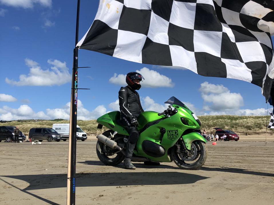 Zef Eisenberg ennätysyrityksessään Pendine Sandsin rantahiekalla. Pyörä on Kawa-väristään huolimatta mekaanisesti ahdettu Suzuki Hayabusa.