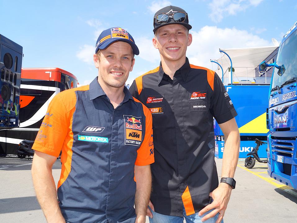 <p>Mika Kallio (vas.) ja Niki Tuuli asettuvat nyt ensimmäistä kertaa viivalle samana MotoGP-viikonloppuna. Kuva: Nita Korhonen.</p>