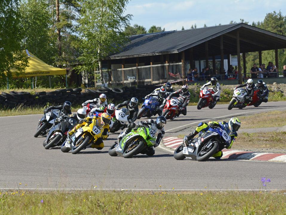 Superbike-luokan startin jälkeen kisan kärkikolmikon muodostaneet Ville Valtonen nro 13, Mika Hautala nro 55 ja Jani Rättö nro 98