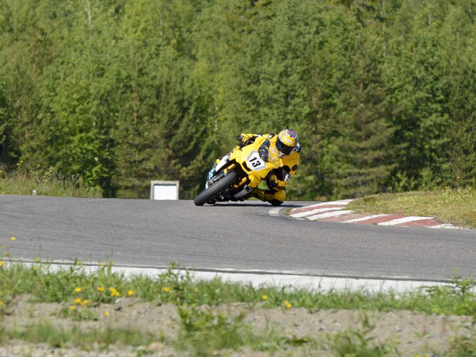 Superbike-luokan molemmat päivät voittanut Ville Valtonen nro 13. Kuva Sami Salonen.