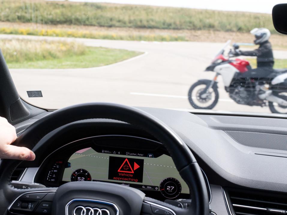 Ducati uskoo, että verkottuminen ajoneuvojen ja infrastruktuurin välillä on avain motoristien turvallisuuden parantamiseen. Kuva Lukas Barth