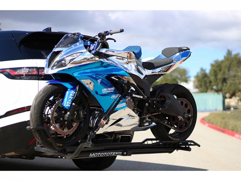 MotoTote MTX Sport on vetokoukkuun kiinnittyvä moottoripyöränkuljetusteline.