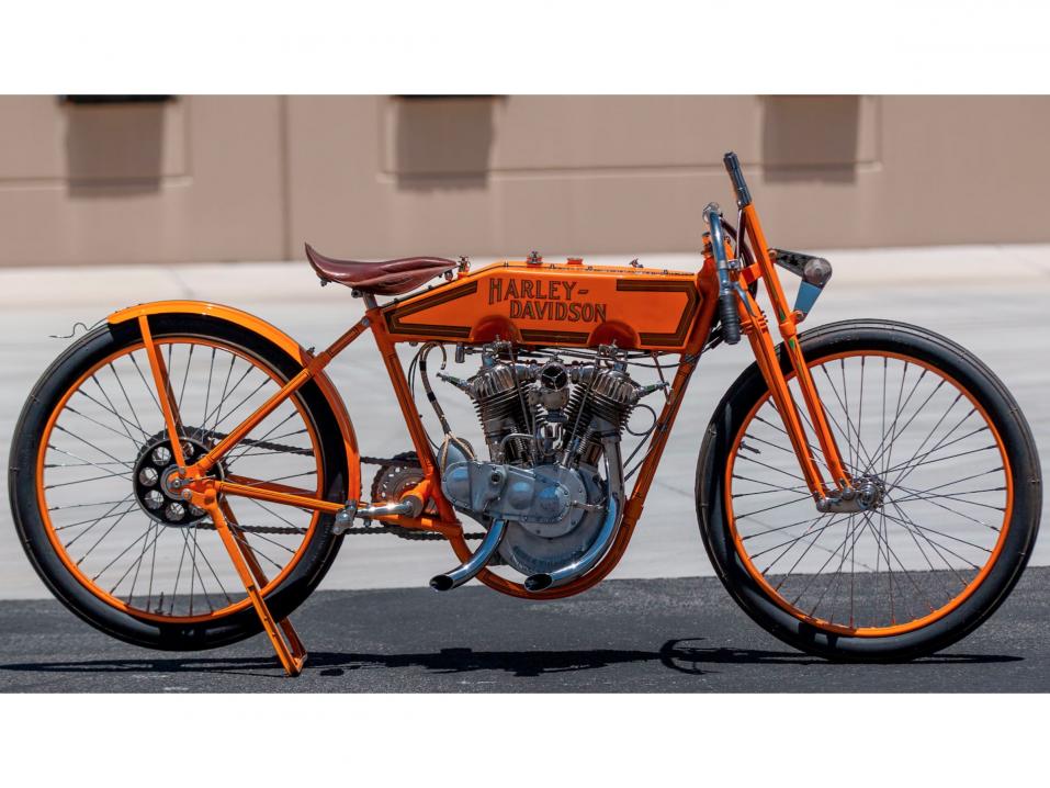 Harley-Davidsonin ensimmäinen kisakäyttöön rakennettu moottoripyörä 11-K vuodelta 1915. Silloin ajettiin ovaaliradalla muodikasta Board Track Racing -sarjaa.
