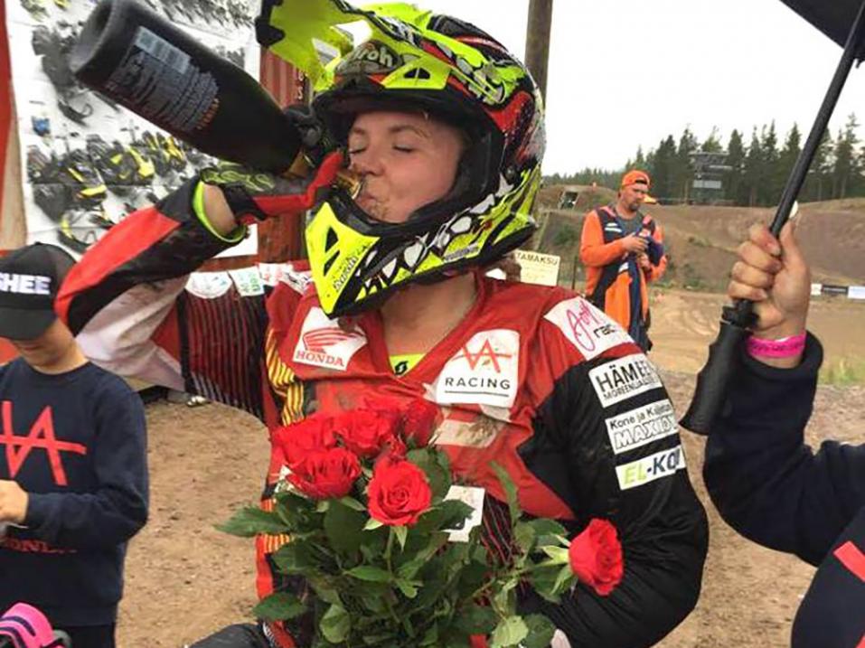 <p>Hanna Mertsalmi on dominoinut naisten motocross-sarjaa koko kauden 2018. Kuva: VA-racing.</p>