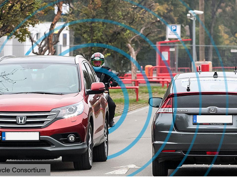 Autonomisesti ajavan auton pitää tietää myös motoristin olemassaolo liikenteessä. Kuvan copyright Connected Motorcycle Consortium.