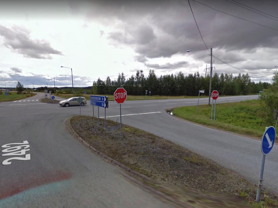Sastamalantien ja Putajantien risteys. Putajantie on Stop-merkkiin päättyvä väylä, joka liittyy poikittain siihen nähden kulkevaan Sastamalantiehen. Kuva Google Street View.