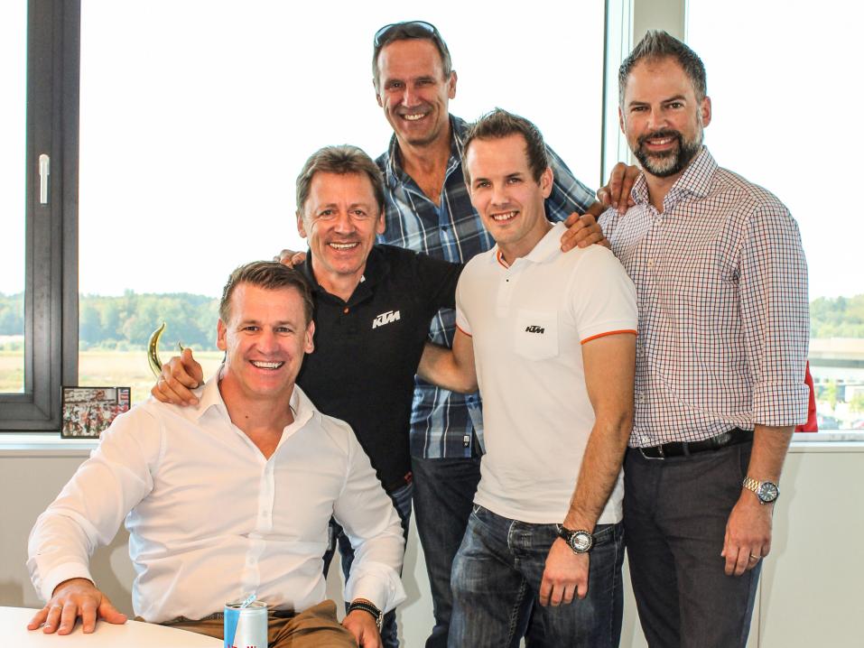<p>Mika Kallion sopimuksen allekirjoituksessa olivat paikalla vasemmalta: KTM:n motorsport-osaston johtaja Pit Beirer, MotoGP-tiimin tallipäällikkö Mike Leitner, KTM:n Heinz Kinigadner sekä WP Factory Racing by KTM:n varapuheenjohtaja Jens Hainbach. Kuva: KTM Motorsport.</p>