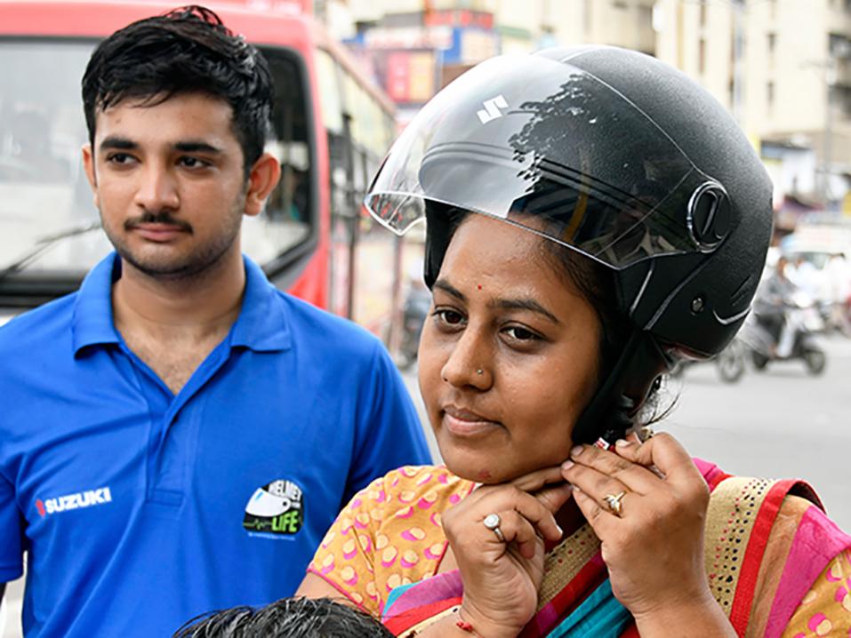 Intialaisnaiselle annettiin oma moottoripyöräkypärä Suzukin 'Helmet fir Life' -kampanjassa.