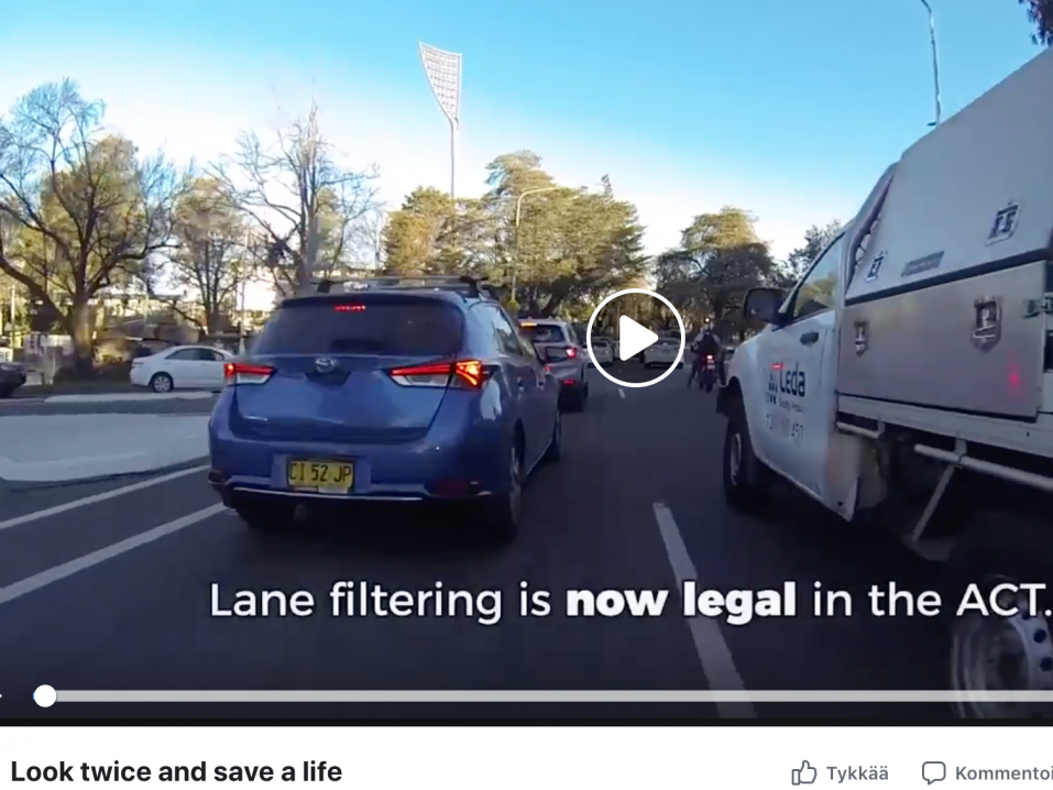 Katso kahdesti, jotta näet moottoripyörän. Kaistojen välissä ajo on nyt laillista moottoripyörille Canberran territoriossa Australiassa.