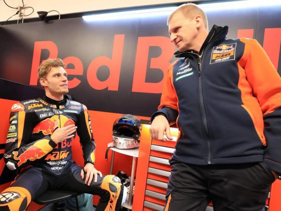 <p>Tiimipäällikkö Aki Ajolla (oik) on syytä hymyyn kauden tulosten perusteella. Kuva: Red Bull KTM Ajo Motorsport.</p>
