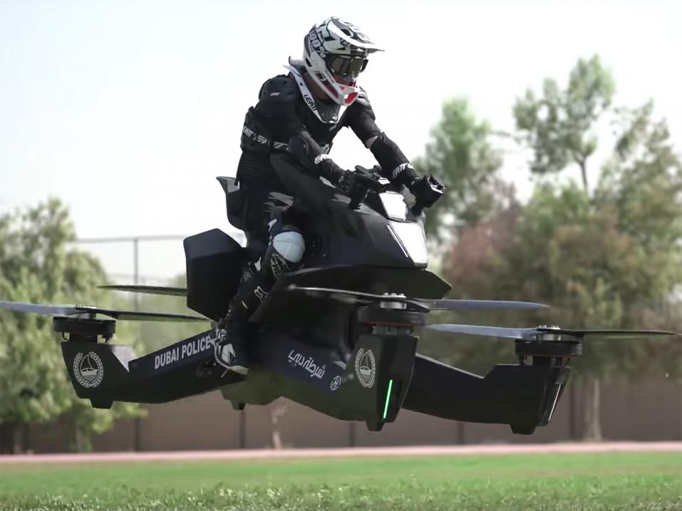 Dubain poliisi treenaamassa Hoversurf Scorpion-3 -leijumoottoripyörällä. Pyörät otetaan käyttöön Dubaissa 2020.