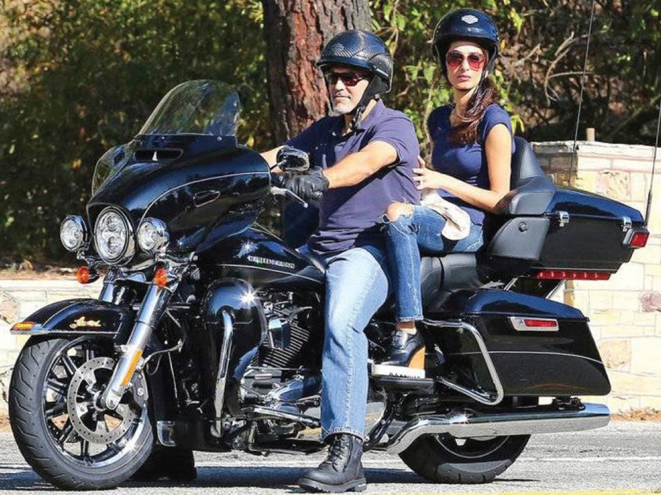 George Clooney ja hänen vaimonsa Amal matkassa Harley-Davidsonilla silloin, kun Clooney vielä sai ajaa...