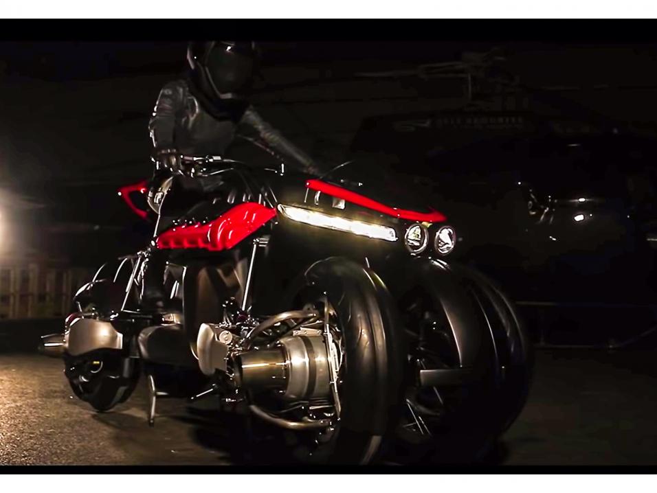 Lazarethin 'La Moto Volante', eli lentävä moottoripyörä. Se on varustettu neljällä napasuihkumoottorilla, jotka kääntyvät siten, että vanteet ovat vaaka-asennossa, ja siten suihkumoottorit pystyasennossa kuin dronessa.