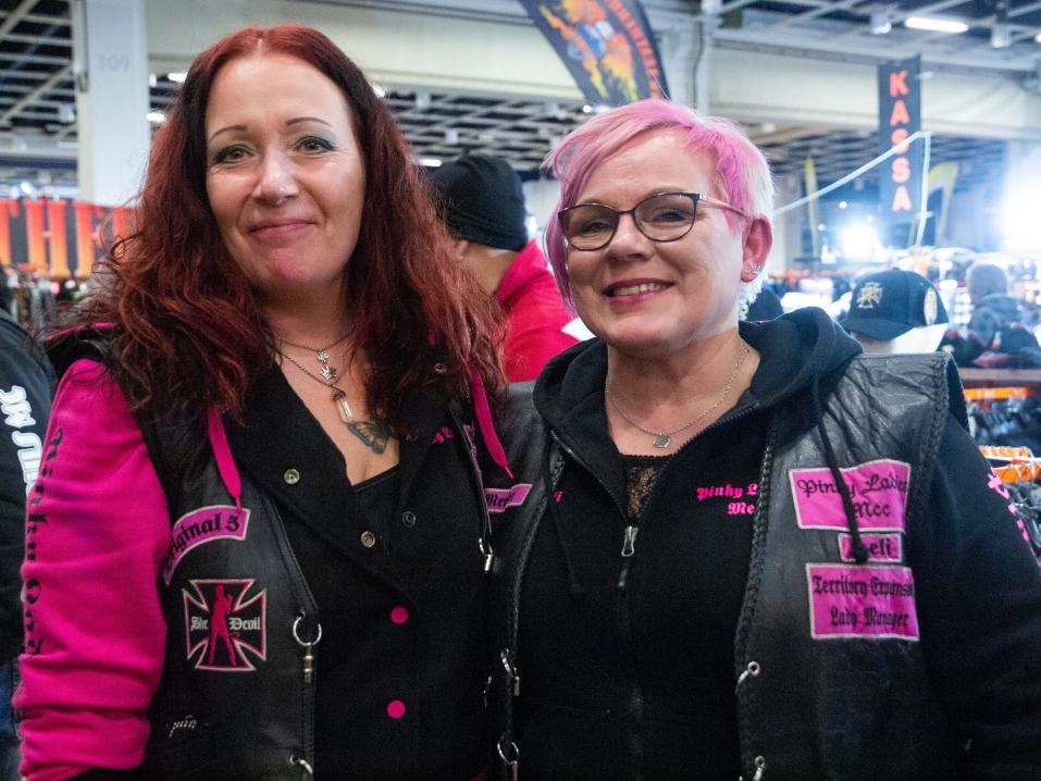 <p>Pinky Ladies Mcc:n Paroness Taisia Wirtanen (vas) ja Territory expansion lady manager, Heli Nurmi.</p>