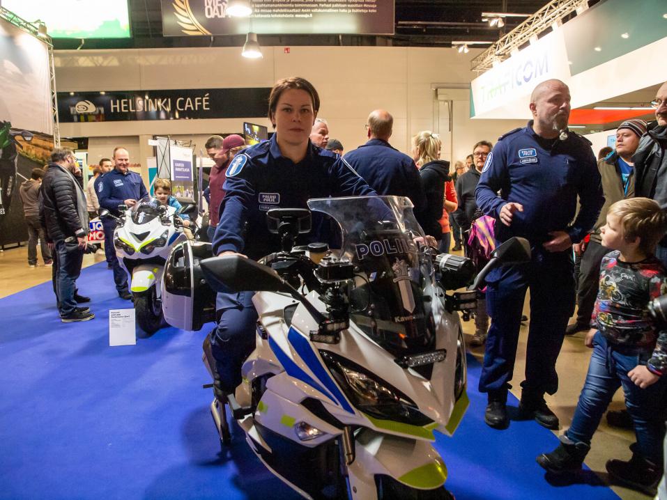 Ihmisiä kiinnostaa kuinka paljon moottoripyöräpoliisit kauden aikana ajavat ja kuinka lujaa poliisimoottoripyörällä pääsee, kertoi Sari Hukkanen.