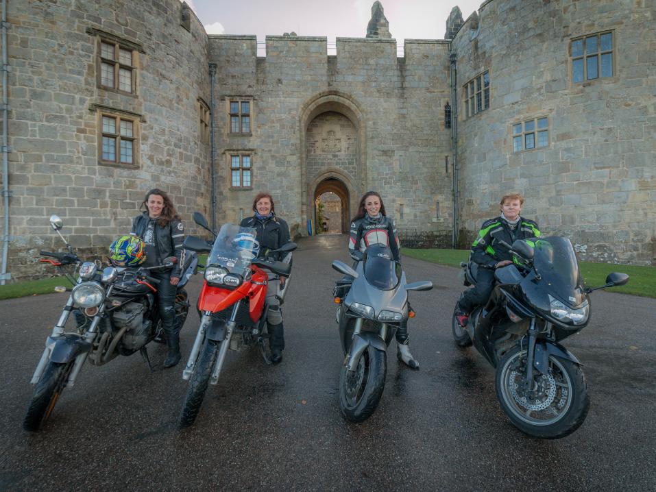 Women Riders World Relay lähdössä matkaan Skotlannista. Hayley Bell toinen oikealta. Kuva Shootin It Photography.