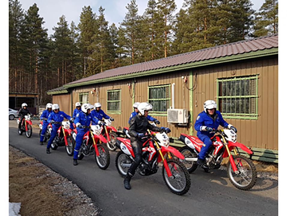 <p>Poliisin moottoripyöräkurssien kouluttajat treenasivat ennen kevään kurssien alkua muun muassa taitoajoa, motocrossia, saattueajoa ja pehmeällä hiekalla ajoa katupyörillä.</p>