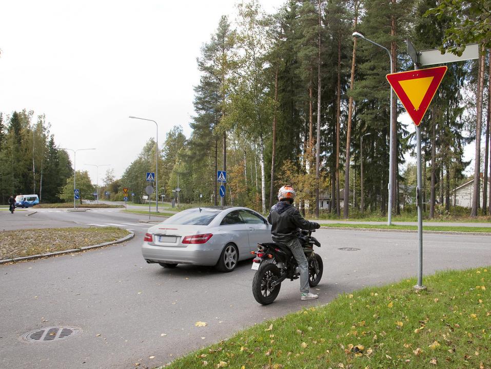 <p>Autoilijoiden kannattaa muistaa, että mopon selässä on useimmiten nuori ja kokematon tielläliikkuja. Kuva: Juha Tuomi/Liikenneturva.</p>
