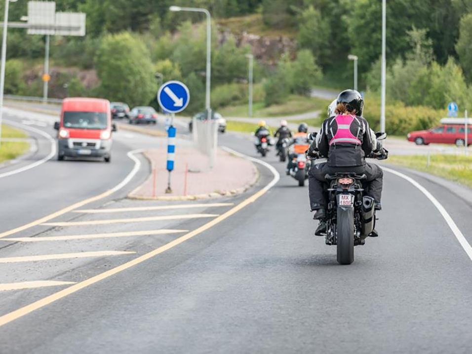 <p>Tielläliikkujien on syytä valpastua huomioimaan moottoripyöräilijät ja muut kaksipyöräiset talven jälkeen. Kuva: Ville-Veikko Heinonen/Liikenneturva.</p>