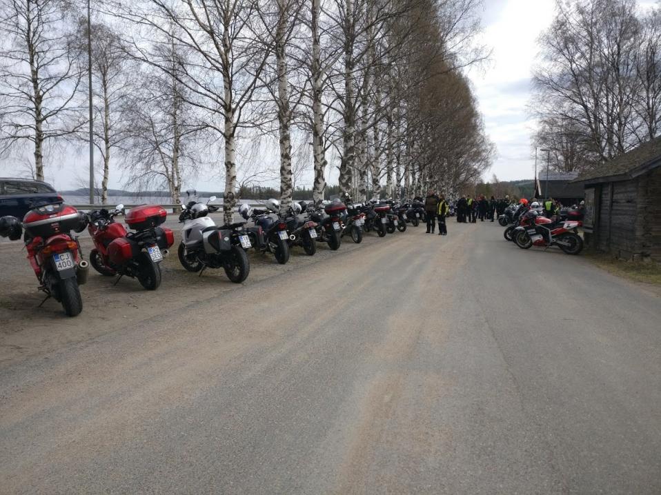 Komea rivi moottoripyöriä KMC:n Vappubrunssilla Puutossalmen IhmeTuvalla.