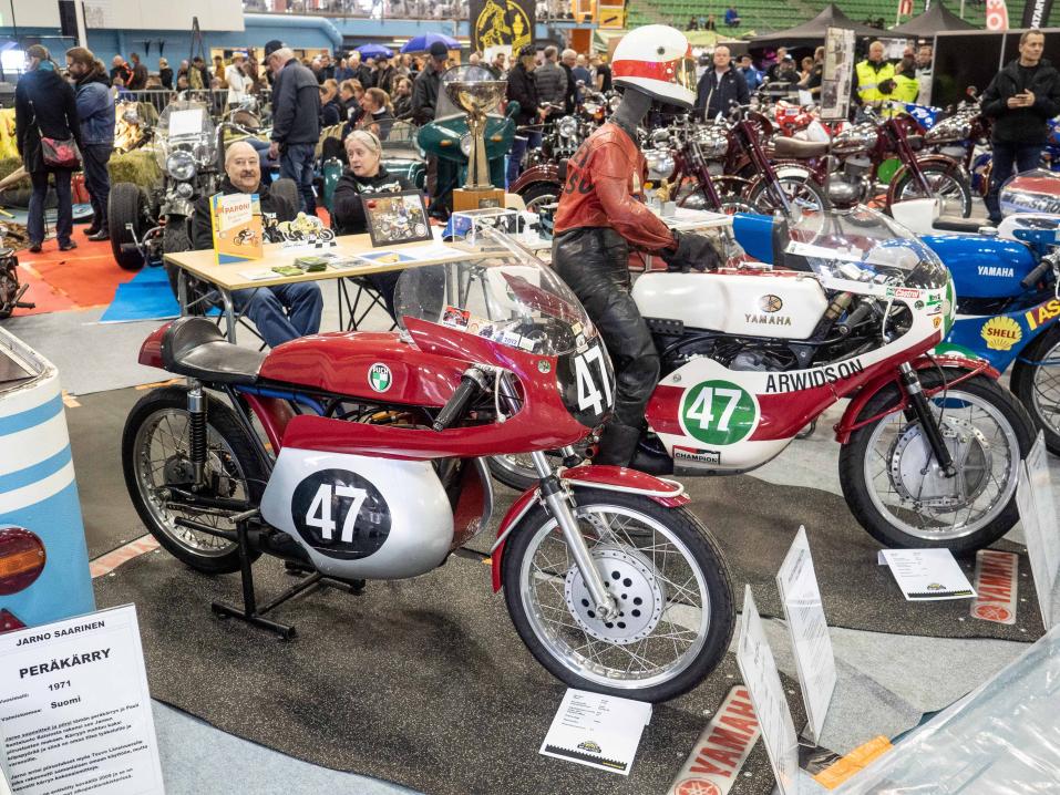 Jarno Saarisen kisapyöriä Kuopion Mp-näyttelyssä: Vasemmalla 1967 125 cc Puch-Tunturi, jolla Jarno osallistui TT-kisoihin. Oikealla Yamaha 250 cc TD2B, jolla Jarno voitti MM-pronssia vuonna 1971.