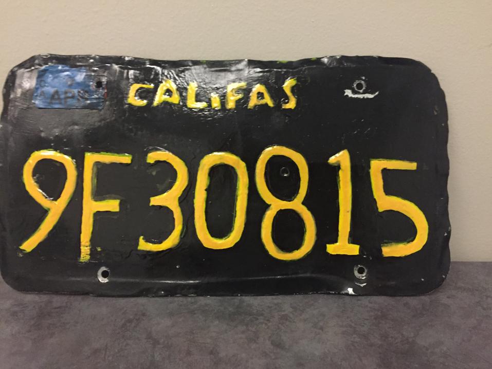 Venturan piirikunnan moottoripyöräpoliisi huomasi jotain outoa tässä rekisterikilvessä. Kuva: Venturan piirikunnan poliisi.