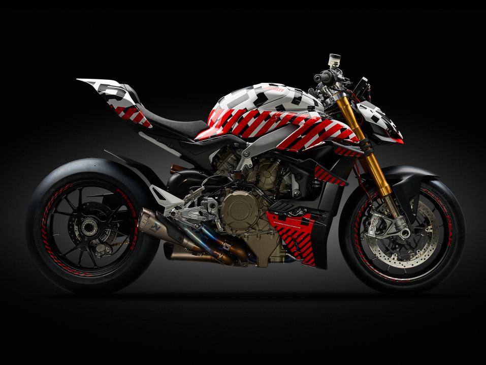 Ducati Streetfighter V4 -prototyyppi. Dealereilla maaliskuussa 2020.