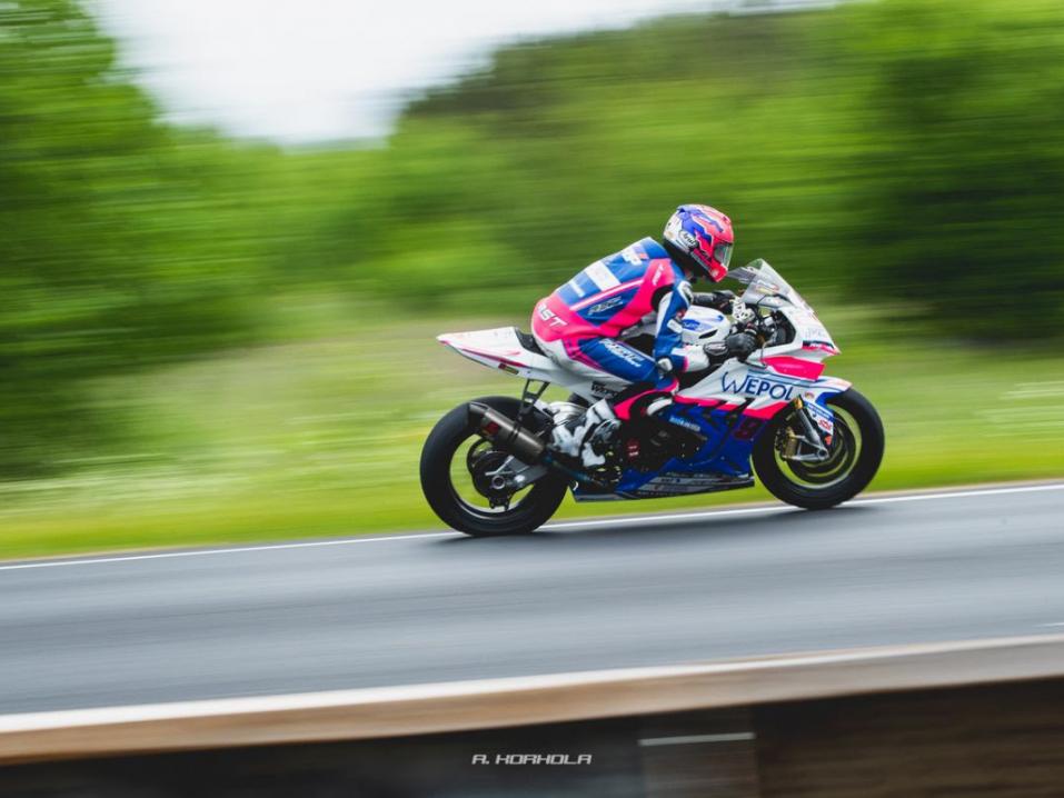 <p>Davey Todd voitti Imatranajon molemmat IRRC Superbike -luokan kilpailut. Kuva: Antti Korhola.</p>