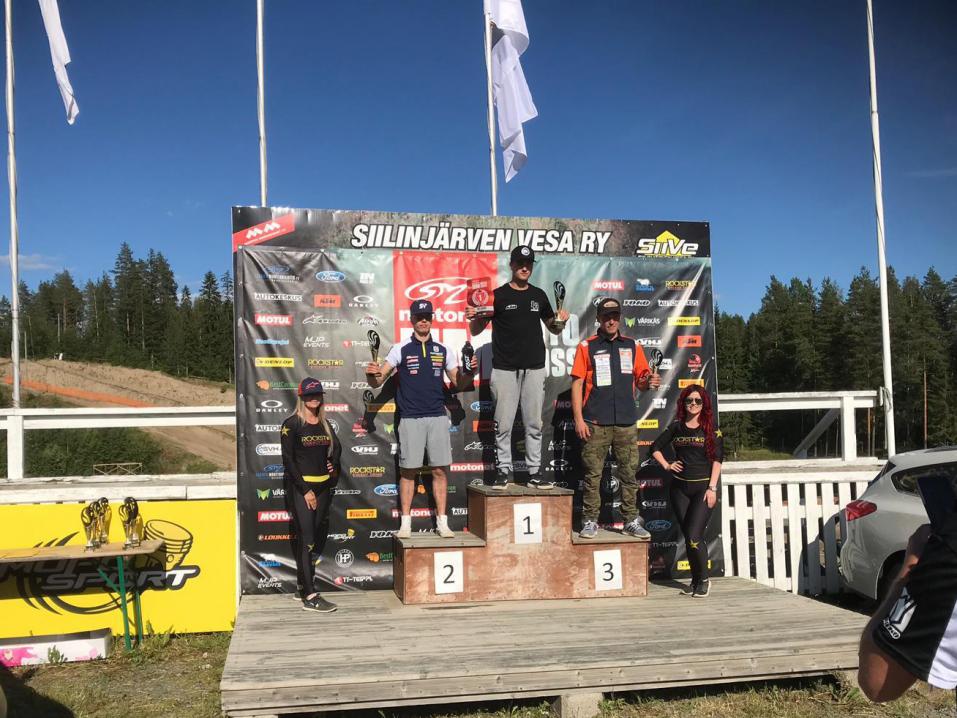 <p>MX1-luokan podiumkuljettajat vas. Juuso Matikainen, kesk. Karel Kutsar, oik. Santtu Tiainen.</p>