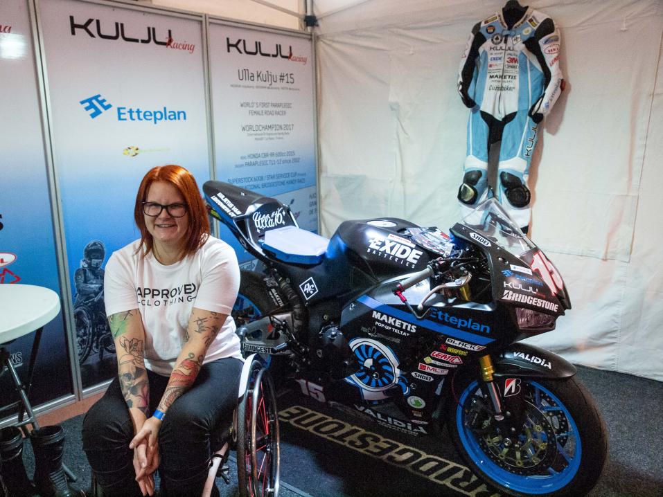 Ulla Kuljulla oli Keski-Suomen moottoripyöränäyttelyssä mukana vielä Honda.