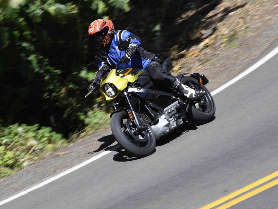 Tero Kiira tyypittämässä Harley-Davidson Livewireä. Kuva Matteo Cavadini.