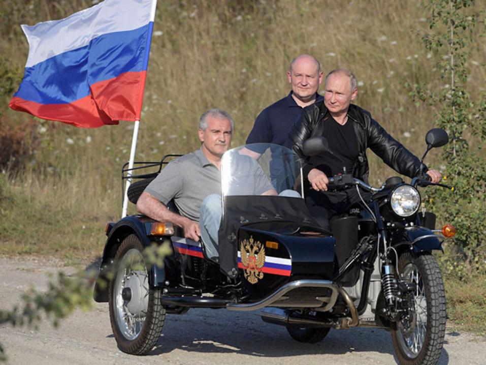 Venäjän presidentti Vladimir Putin oli matkassa viime viikoloppuna moottoripyörällä Yön Sudet -jengin kanssa. Ajaminen ilmaa kypärää herätti närää. Kuva: Kremlin.ru.