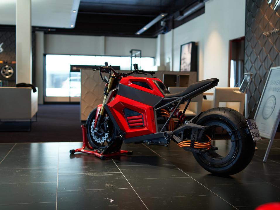 Suomalainen RMK E2 -sähkömoottoripyörä. Huomaa navaton takapyörä, itse moottori on rakennettu vanteen sisälle.