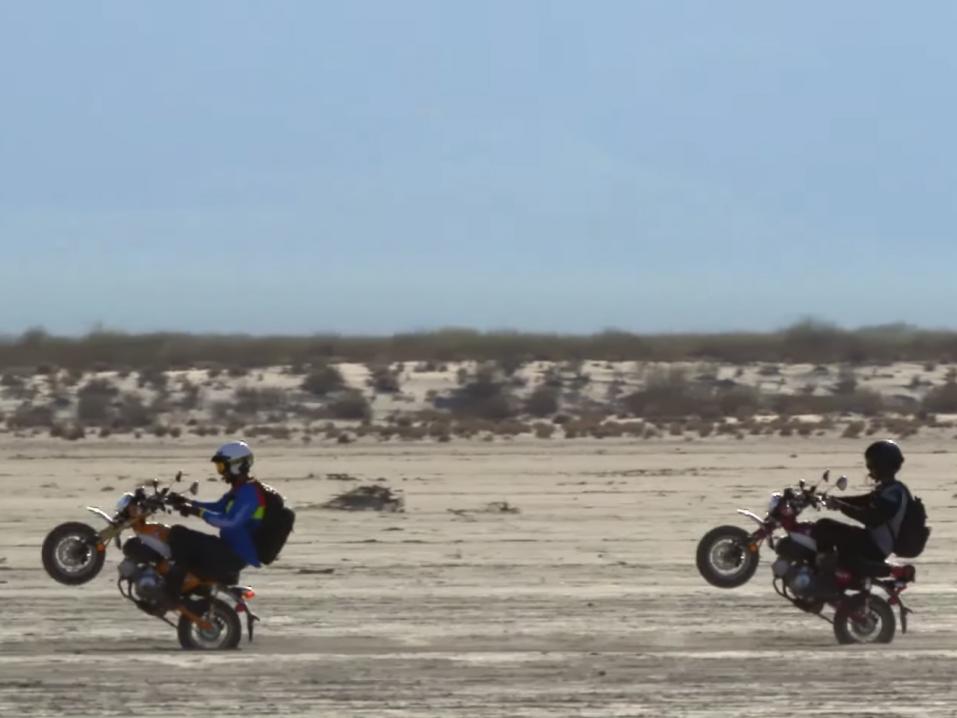 Ari Henning ja Zack Courts matkassa Meksikossa Baja 1000 mailin rallin reittejä.