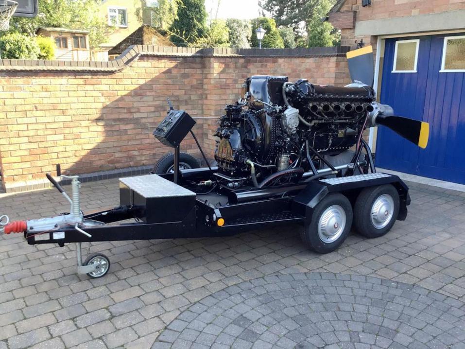 Rolls-Roycen Merlin V12-moottori, potkuri ja traileri. 