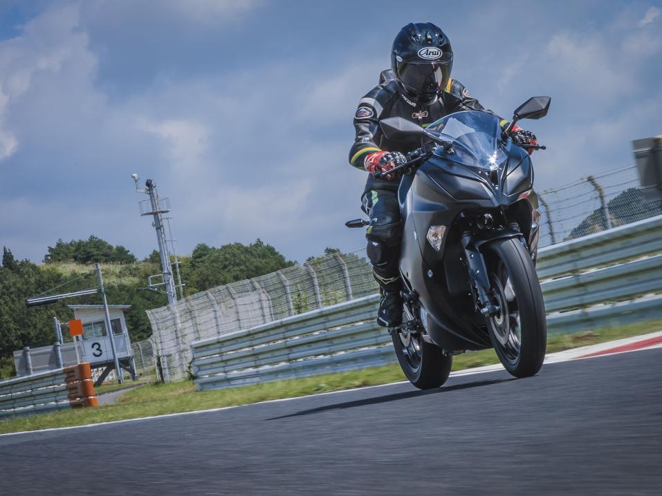 Kawasakin uusi keskikokoisen sähkömoottoripyörän proto radalla.