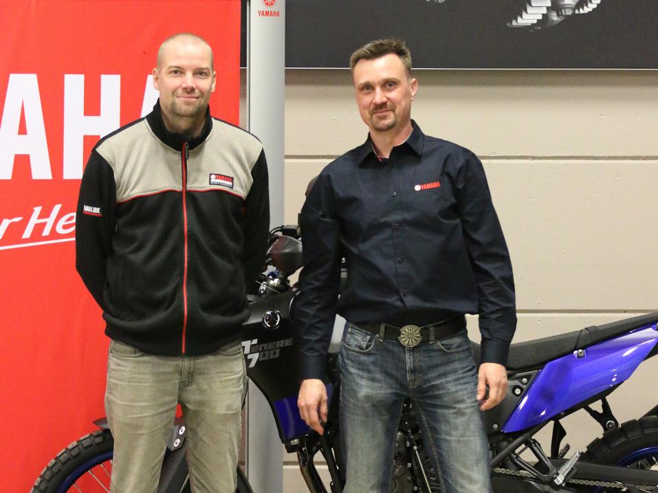 <p>Reijo Savolainen Yamahan maahantuonnista (vas.) ja Suomen parhaaksi Yamaha-mekaanikoksi kruunattu Daniel Ahlroth lähtevät edustamaan Suomea European Technician Grand Prixiin.</p>
