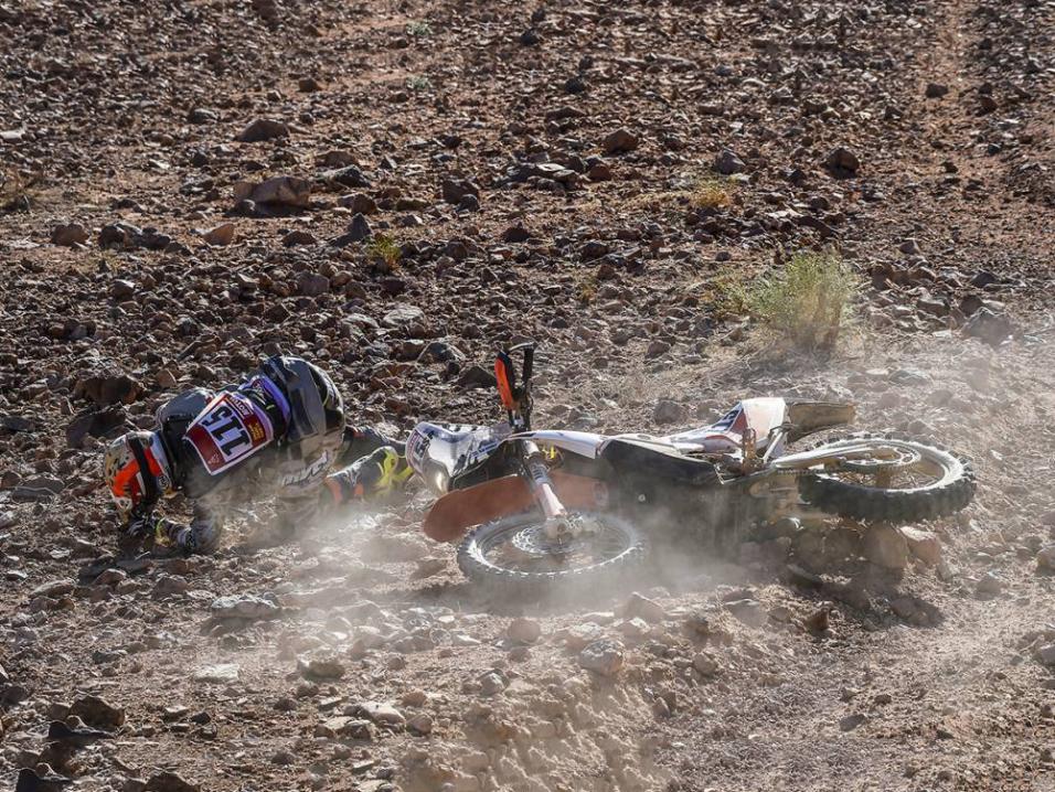 Eteneminen Dakar-rallissa on täynnä haasteita. Kuvassa Olaf Hamfsen no 115 BAS Dakar KTM Racing Team. Kuva: DPPI Media.