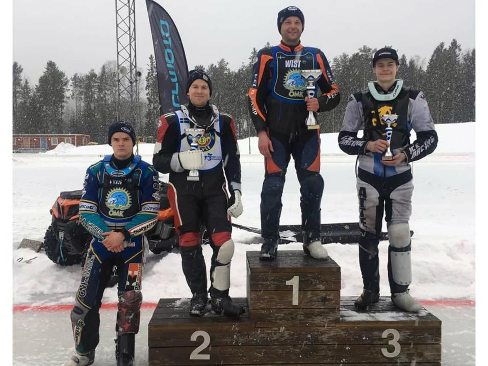 Atte Suolammi (oik.) ajoi ensimmäisen podiumsijoituksensa jääspeedwayssä. Kuva Marika Suolammi.