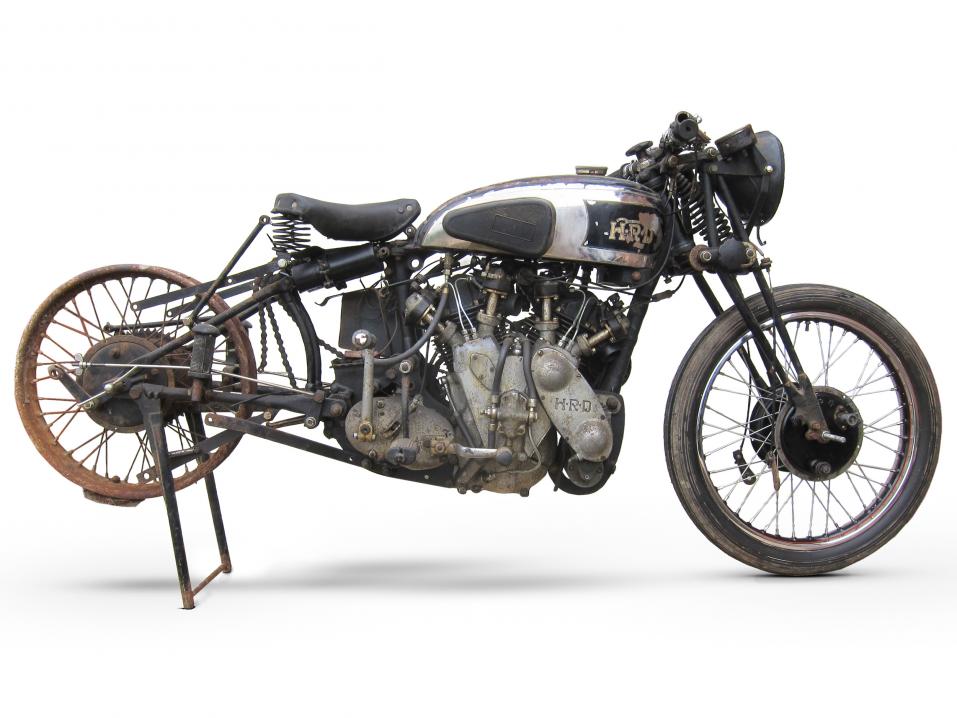 <p>Tehtaan esittelypyörä ja Motor Cycling -lehden testipyörä kahteen otteeseen: 1938 Vincent-HRD 998 cc Series-A Rapide, hinta-arvio 215 000 - 249 000 euroa.</p>