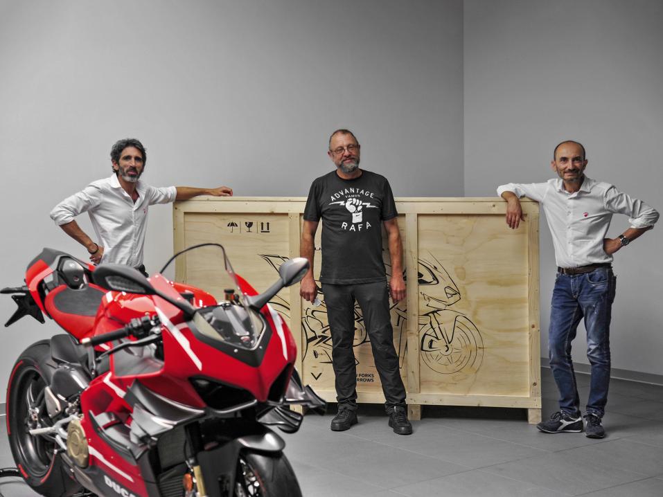 Numero 1/500 Ducati Superleggera V4 luovutettu! Kuvassa vasemmalta Ducatin myyntijohtaja F. Milicia, Filip Van Schil sekä pääjohtaja Claudio Domenicali.