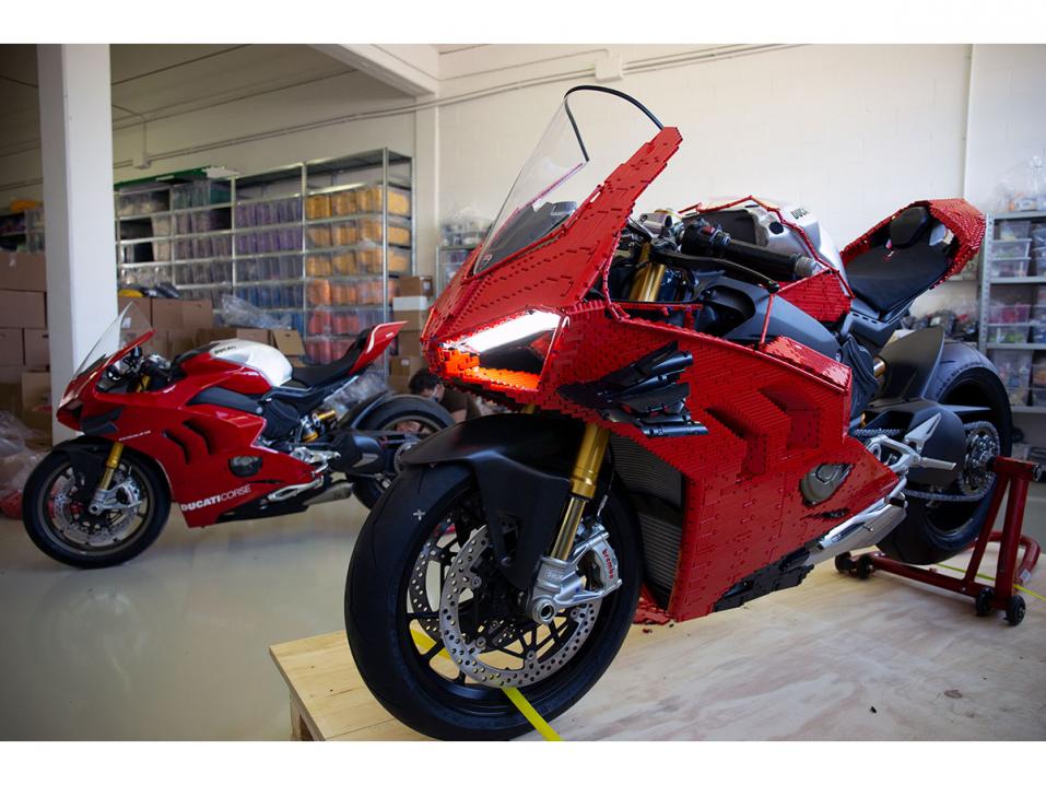 Vasemmalla alkuperäinen Ducati Panigale V4R ja oikealla sen 1:1 tekniikkalegokopio.